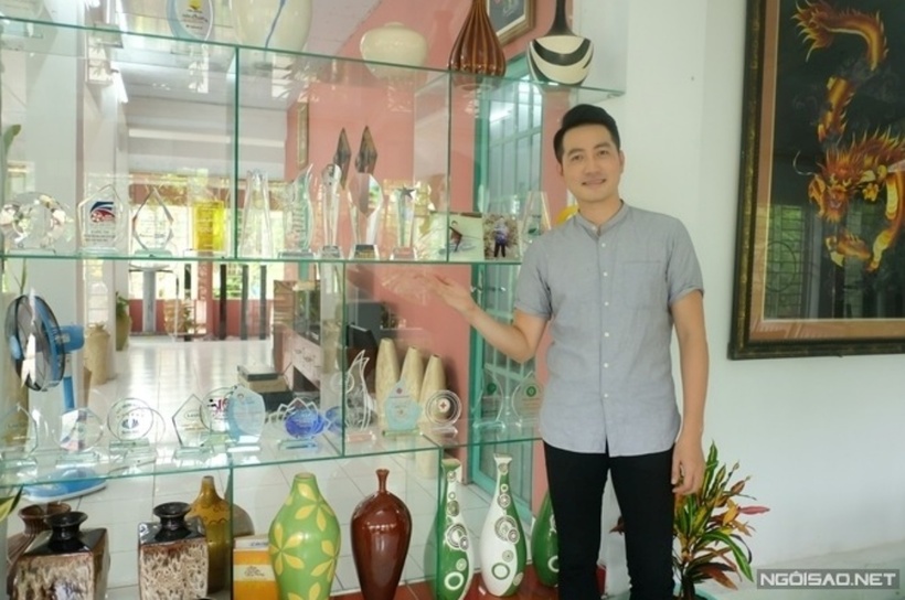 Trong căn nhà rộng rãi của mình, Nguyễn Phi Hùng dành một góc để các kỷ vật, các món quà, giải thường mà anh đạt được thông qua các chương trình. Với anh, đây là những kỷ niệm không thể nào quên.