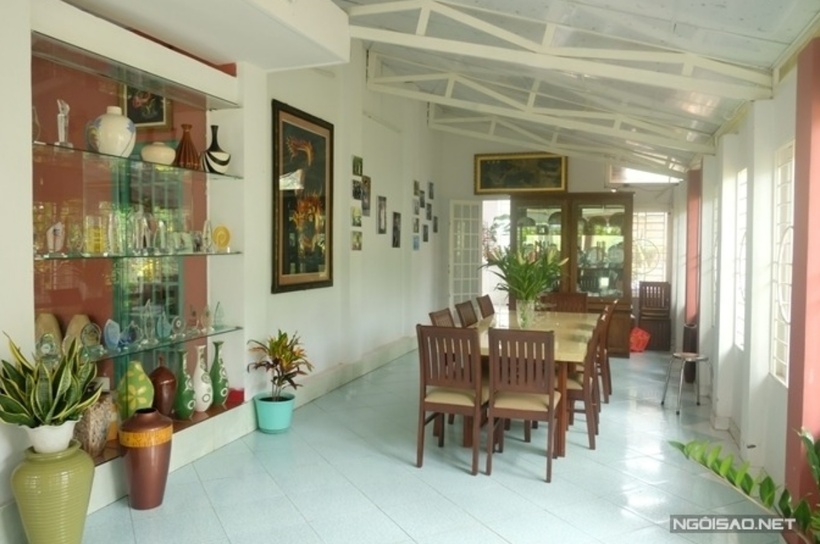 Bên hông phòng khách là hành lang rộng dẫn xuống nhà bếp, được Nguyễn Phi Hùng sử dụng làm khu vực ăn uống cùng gia đình, bạn bè.