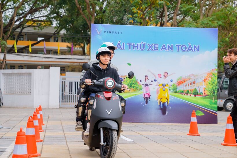 Tại sự kiện "Phủ Xanh Trường Học", các em học sinh được trải nghiệm xe máy điện trong điều kiện an toàn.