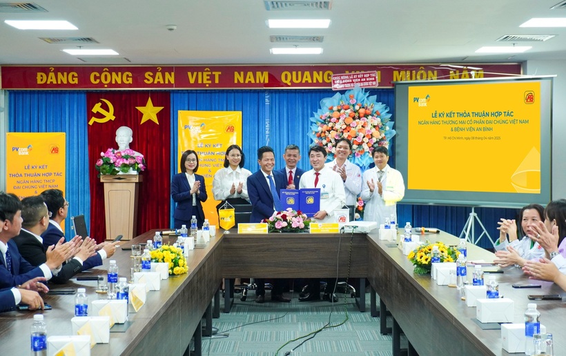 Đại diện lãnh đạo hai đơn vị trao biên bản ghi nhớ hợp tác