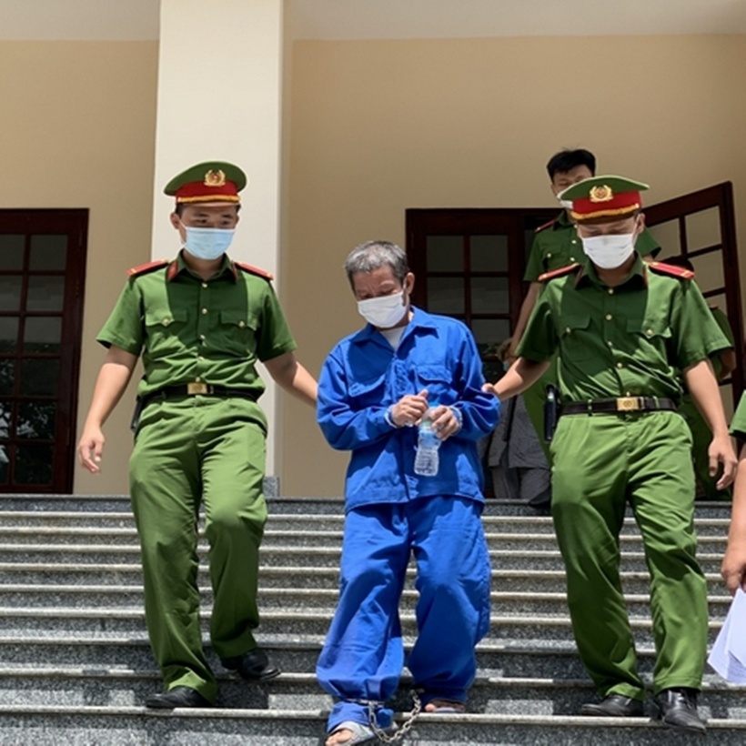 Lực lượng công an dẫn giải bị cáo Võ Văn Việt về trại giam sau khi kết thúc phiên tòa sơ thẩm. (Ảnh: Báo Vĩnh Long)