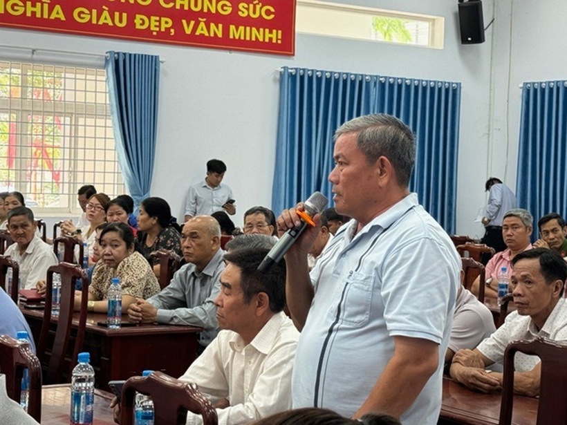 Cử tri đóng góp ý kiến.