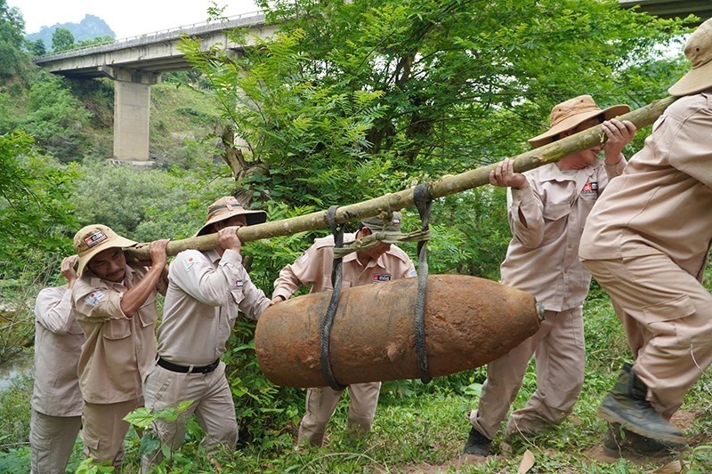 Lực lượng MAG di dời quả bom về nơi chờ hủy nổ tập trung. (Ảnh: PLO)