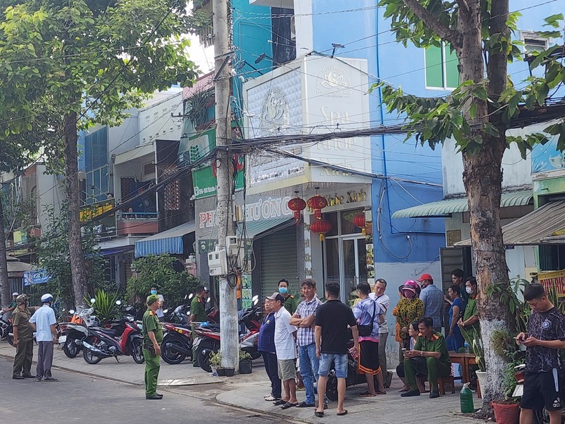 Theo nhận định ban đầu, đám cháy xuất phát đầu tiên tại gác lửng của ngôi nhà rồi lan ra phía sau. Lực lượng công an, viện kiểm sát đã phong tỏa hiện trường để điều tra nguyên nhân vụ cháy.