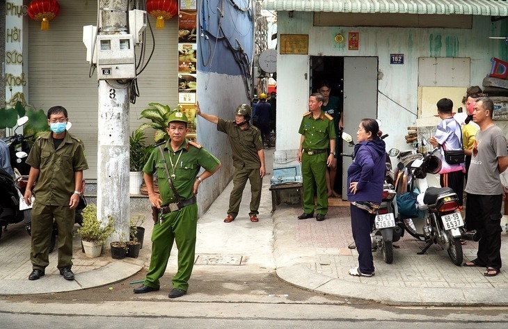 Tuy nhiên do đám cháy lớn, căn nhà bị cháy lại nằm sâu trong hẻm nhỏ chỉ rộng khoảng 1,5m nên công tác chữa cháy gặp nhiều khó khăn. Nhận được tin báo, Phòng Cảnh sát PCCC và Cứu nạn cứu hộ đã điều 1 xe chỉ huy, 2 xe chữa cháy, 2 xe bơm, 1 xe cứu nạn cứu hộ cùng 32 cán bộ chiến sĩ thực hiện nhiệm vụ, đến hiện trường đám cháy lúc 1h45.