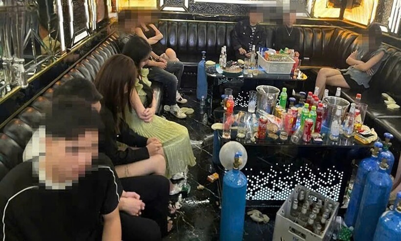 Hiện trường bên trong một phòng hát tại quán Karoke tại thời điểm kiểm tra. Ảnh CALS