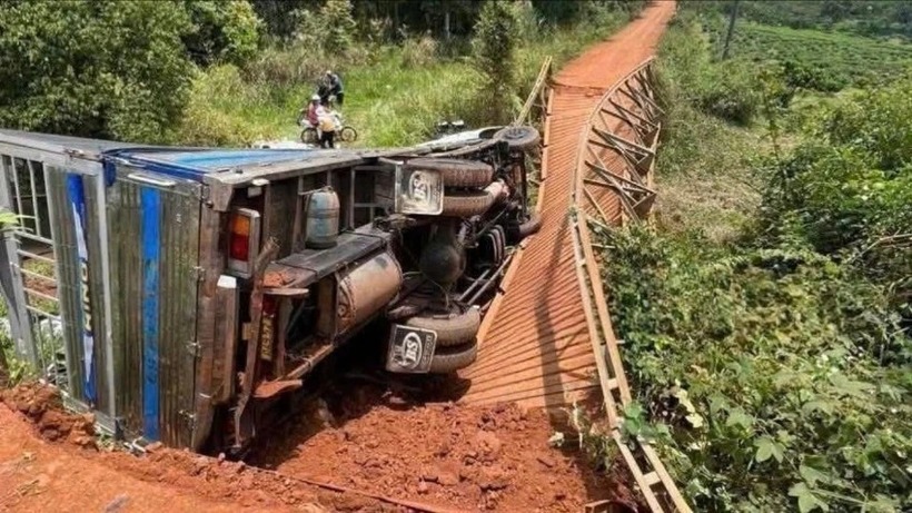 Hiện trường vụ sập cầu sắt. (Ảnh: PLO)