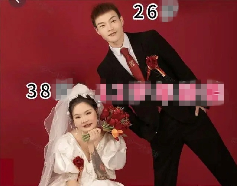 Chú rể Lý Minh và vợ hơn anh 12 tuổi. Ảnh: Sohu.