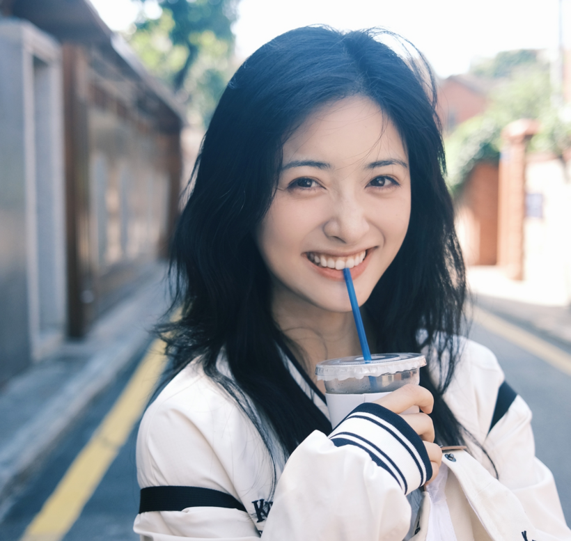 Sự nghiệp của Thẩm Nguyệt gặp khó khăn vì diễn xuất  và ngoại hình không linh hoạt.