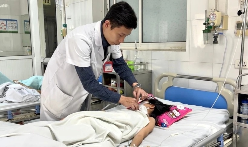Bệnh nhi hiện đã qua cơn nguy hiểm, đang tiếp tục được theo dõi và chăm sóc hồi phục. Ảnh: VietnamPlus