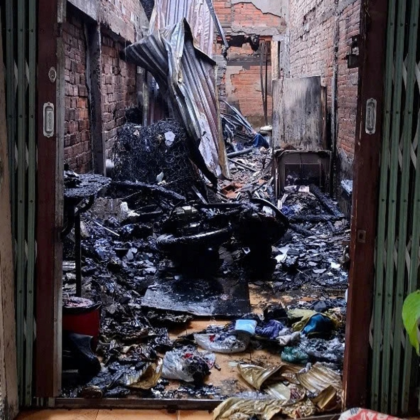 Bên trong căn nhà, đồ đạc bị thiêu rụi hoàn toàn (Ảnh: Dân Trí)