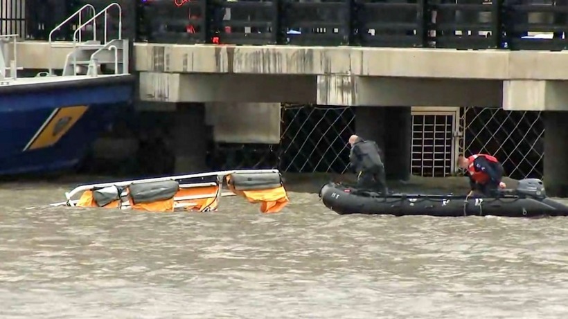 Lực lượng cứu hộ tại khu vực chiếc trực thăng rơi xuống sông. Ảnh: ABC News