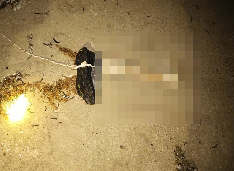 Đoạn xương chân có mang giày trôi dạt vào bờ biển Ninh Thuận. (Ảnh: Pháp luật TP.HCM)