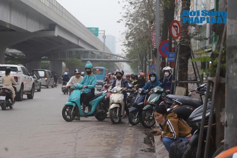 Đoàn xe nối đuôi nhau đi ngược chiều trên đường Phạm Văn Đồng, bất chấp mức phạt cao
