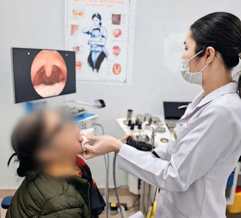 Ho dai dẳng, đi khám, cụ bà phát hiện thứ không ngờ mắc trong amidan. Ảnh: BVCC