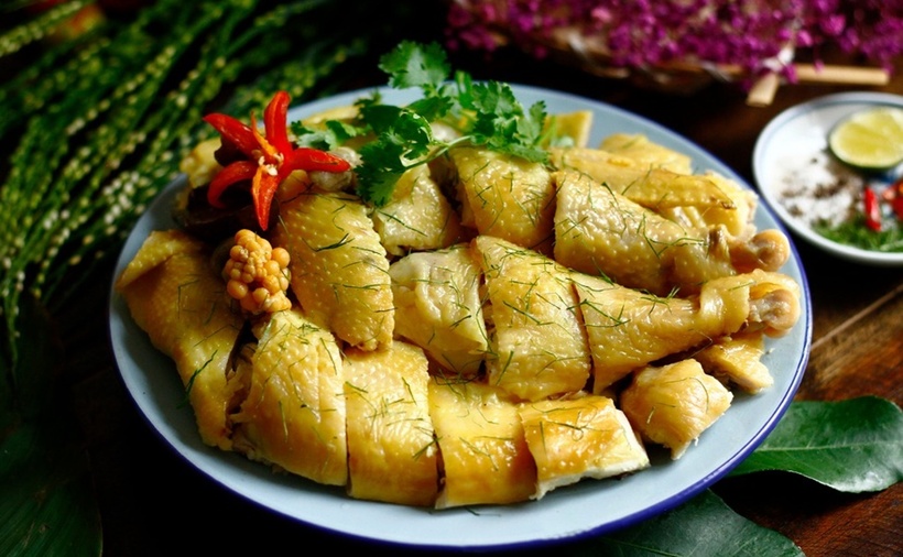 Việc chặt miếng gà thể hiện sự giản dị, không quá câu nệ hình thức, mà chú trọng vào tấm lòng thành kính của người dâng lễ. Quan trọng là sự chân thành và tâm ý hướng về tổ tiên, thần linh. (Ảnh: VNE)