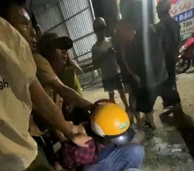 Ông V. bị người dân bắt giữ vì nghi ngờ bắt cóc trẻ em. Ảnh: Lao động