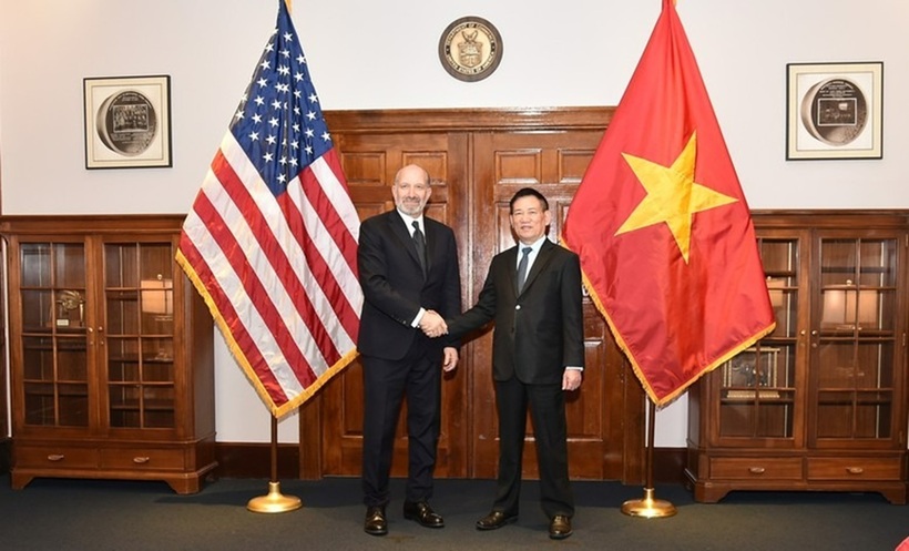 Phó Thủ tướng Hồ Đức Phớc và Bộ trưởng Thương mại Howard Lutnick - Ảnh: VGP/Trần Mạnh