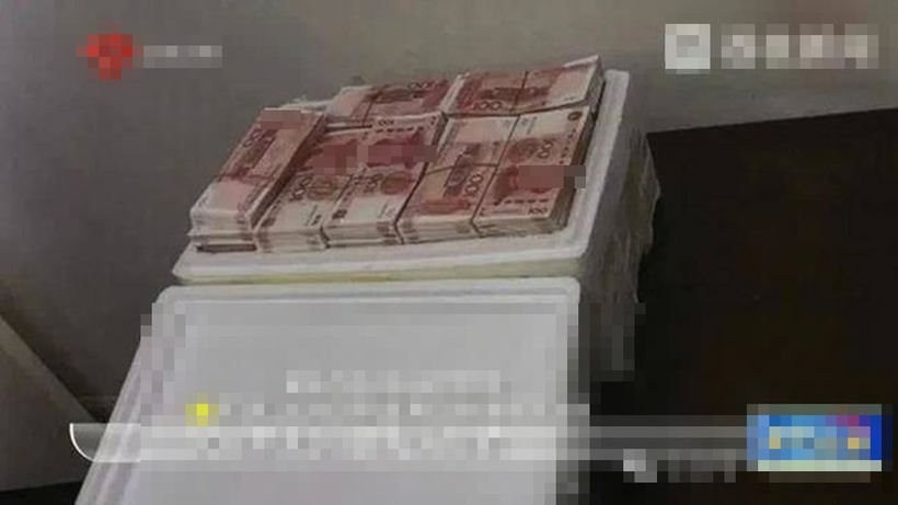 Thùng hải sản thực ra chứa hoàn toàn là tiền mặt. Ảnh: Người đưa tin