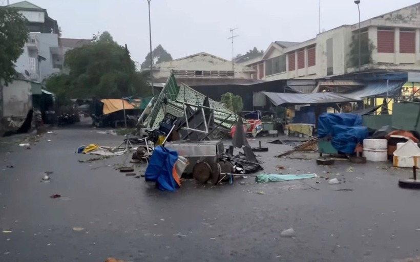 Chợ Phước Vĩnh, huyện Phú Giáo tan hoang sau mưa lớn. (Ảnh: VietnamNet)