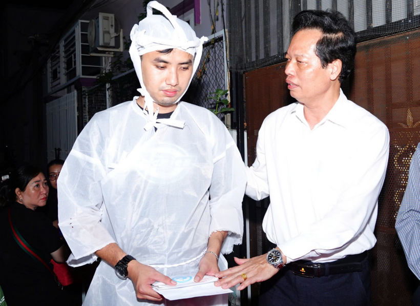 Phó Chủ tịch UBND tỉnh Tiền Giang Nguyễn Thành Diệu thăm hỏi, chia buồn với anh Nguyễn Khánh Duy. (Ảnh: Vietnamnet)