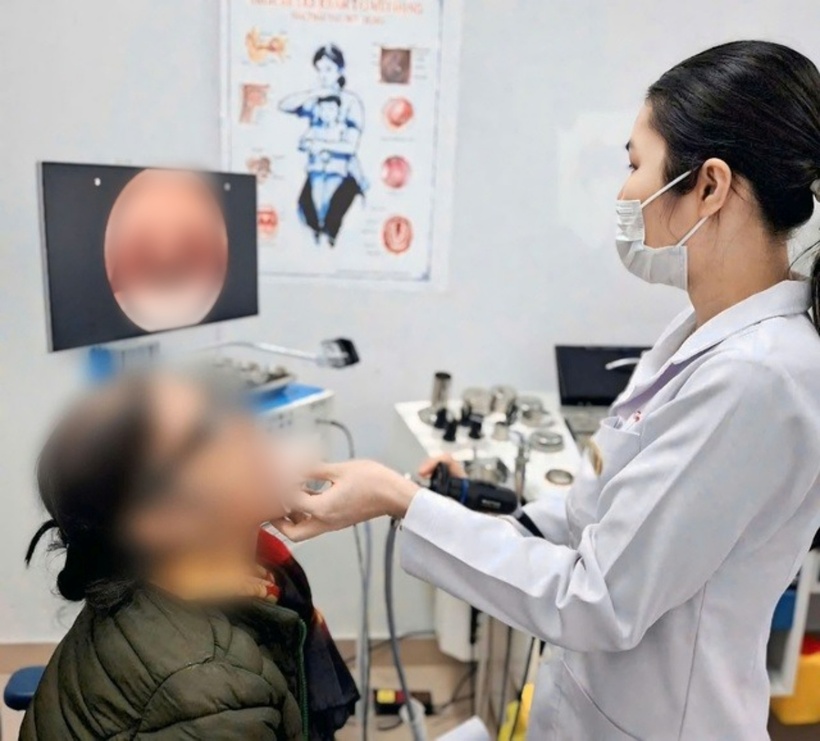 Bác sĩ tiến hành lấy dị vật cho bệnh nhân. Ảnh: Sức Khỏe & Đời Sống