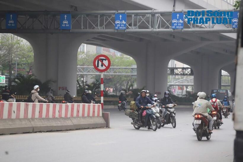 Nhiều người tham gia giao thông cố tình quay đầu xe, đi ngược chiều trên đường Phạm Văn Đồng (Hà Nội)