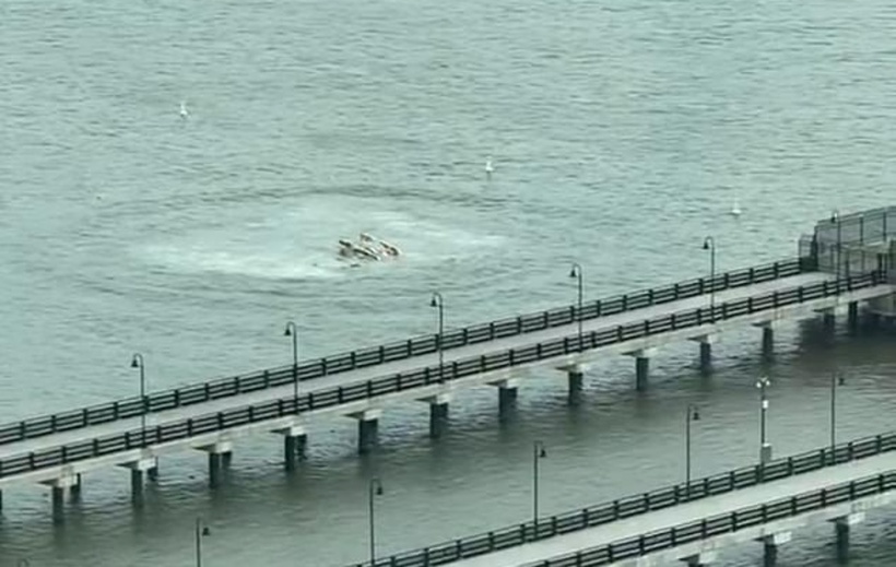 Chiếc trực thăng rơi xuống sông Hudson. Ảnh: Daily Mail