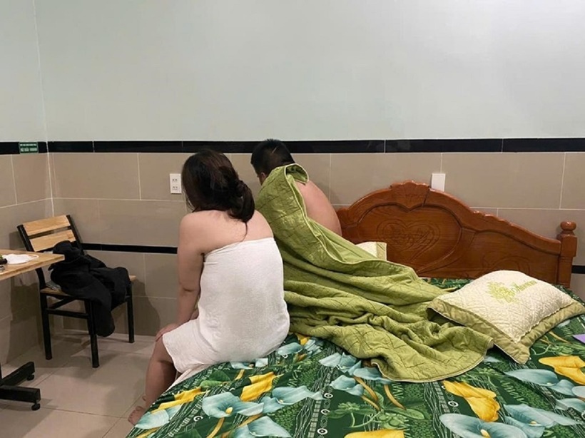 Gái bán dâm bị bắt quả tang đi khách. Ảnh minh họa