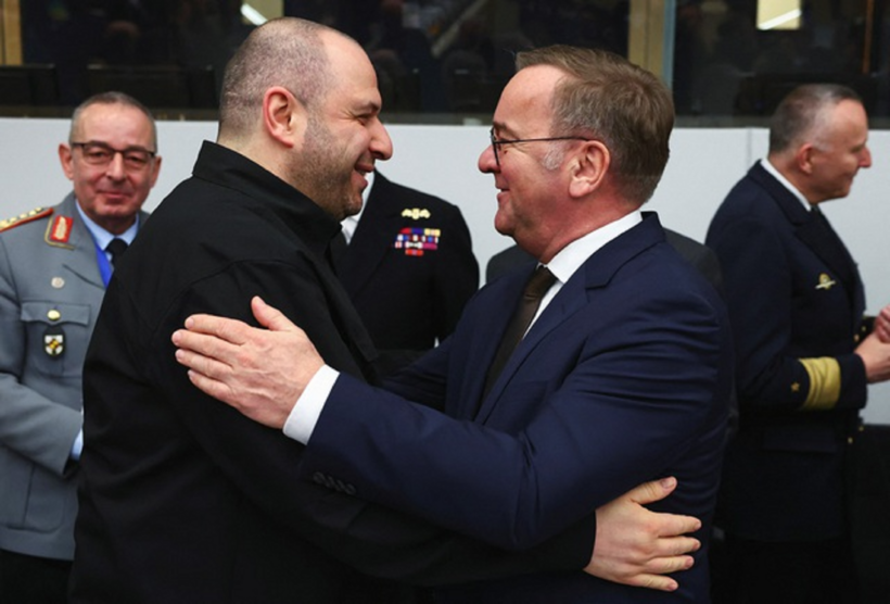 Bộ trưởng Quốc phòng Ukraine Rustem Umerov và Bộ trưởng Quốc phòng Đức Boris Pistorius tại hội nghị ở Brussels ngày 11/4. Ảnh: Reuters