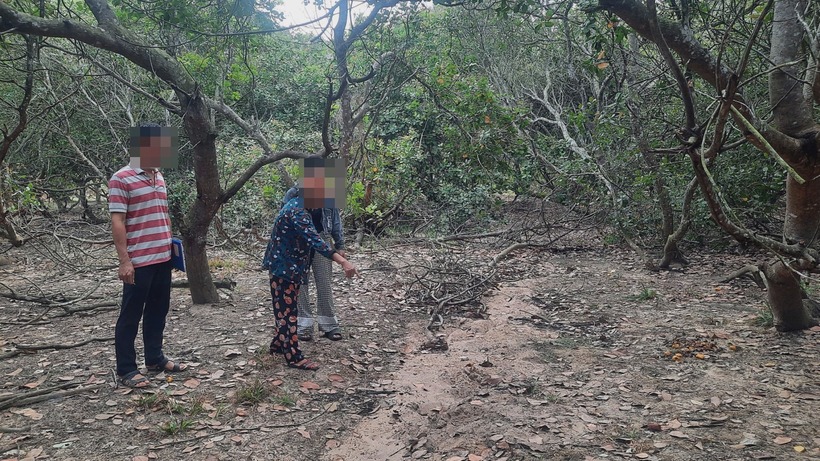 Bà H chỉ hiện trường bị đối tượng hiếp dâm, cướp tài sản. (Ảnh: Công an tỉnh Đồng Nai)