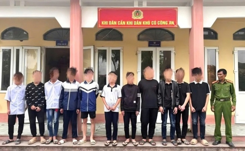 11 học sinh bị triệu tập tại trụ sở làm việc Công an xã Liên Mạc. Ảnh: VTC News