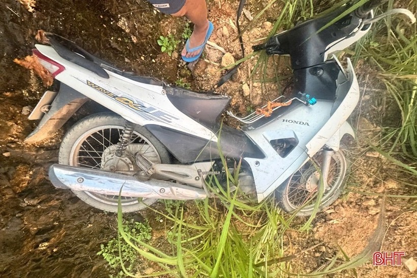Chiếc xe máy của nạn nhân. Ảnh: Báo Hà Tĩnh