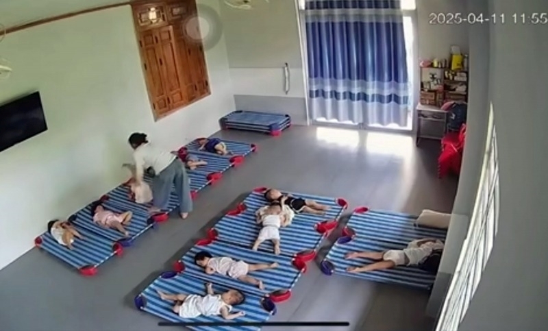 Hình ảnh bà L. bạo hành trẻ em được camera ghi lại. Ảnh: VTV