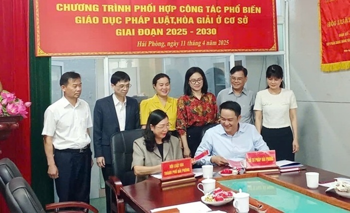 Đại diện lãnh đạo Sở Tư pháp và Hội Luật gia TP.Hải Phòng ký kết chương trình phối hợp công tác phổ biến, giáo dục pháp luật và hòa giải ở cơ sở giai đoạn 2025 - 2030 (Ảnh: NL).