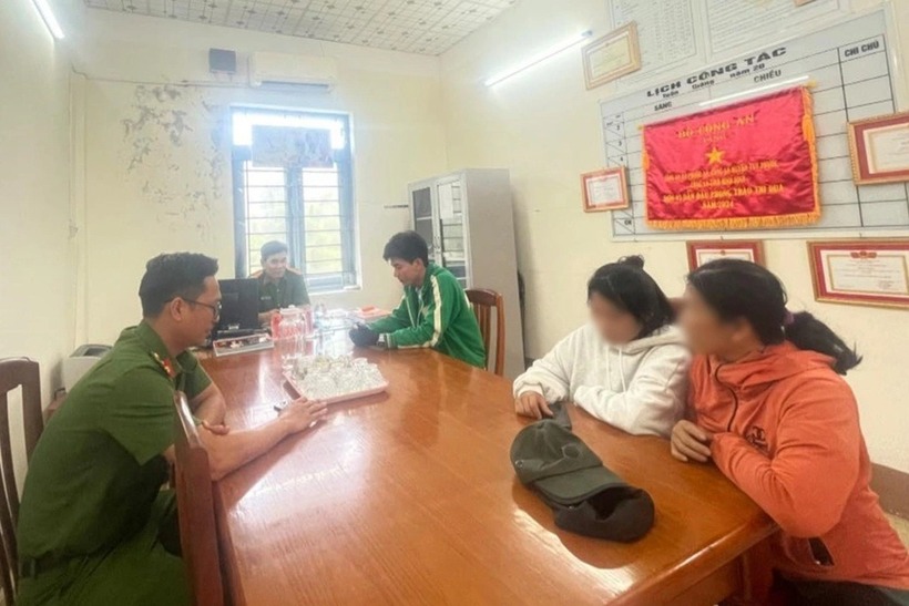 Công an xã Phước An làm việc với gia đình cô gái nhằm ngăn chặn việc bị lừa đảo qua Campuchia. Ảnh: Dân trí