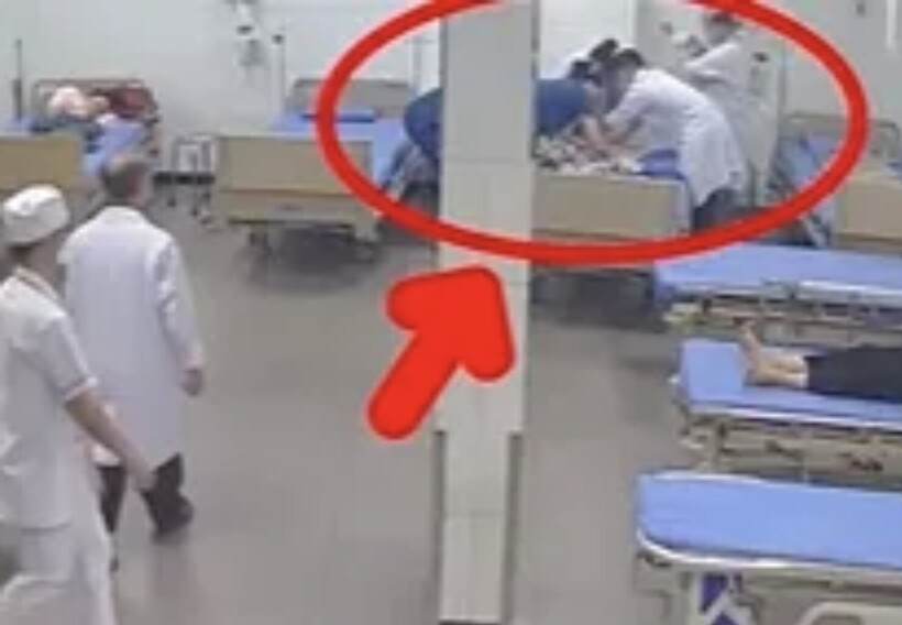 Các y, bác sĩ xử trí cấp cứu cho bé sơ sinh tại bệnh viện. Ảnh: Thời báo VTV