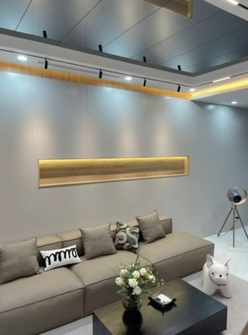 Hồi năm 2023, Khánh Vy – bà xã Phan Mạnh Quỳnh chia sẻ căn nhà của vợ chồng cô ở Nha Trang (Khánh Hòa) đã hoàn thiện. Mặc dù chỉ một vài góc nhỏ được hé lộ nhưng có thể thấy, căn nhà rộng rãi, được trang trí theo phong cách hiện đại với nội thất tiện nghi.