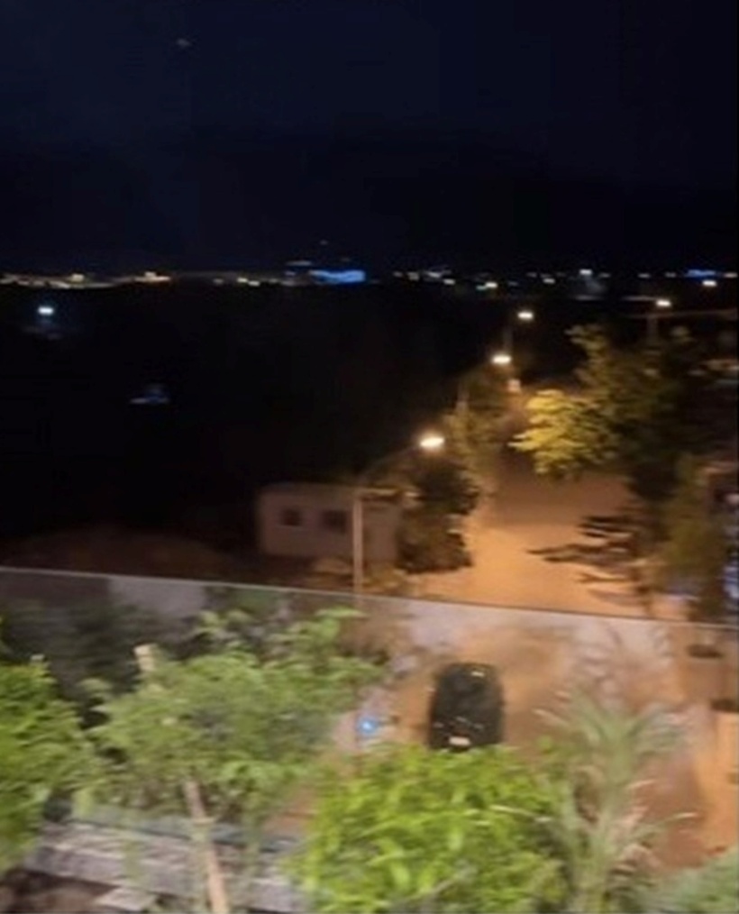 Khu vực sân thượng có không gian mở với nhiều cây cối tại cảm giác như đang ở một quán cà phê ngoài trời.