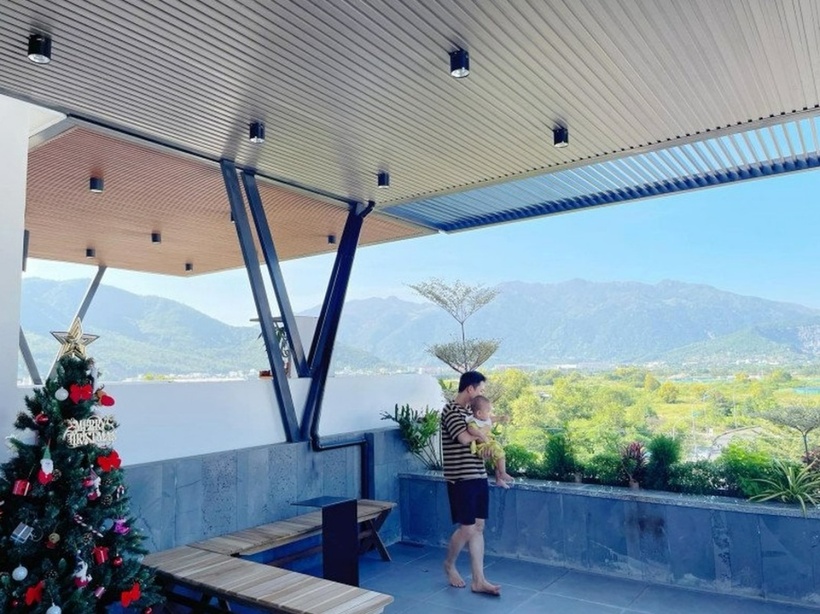 Phan Mạnh Quỳnh rất thích không gian trên cao này. Nam nhạc sĩ bế con lên sân thượng tận hưởng không khí không lành và ngắm cảnh biển.