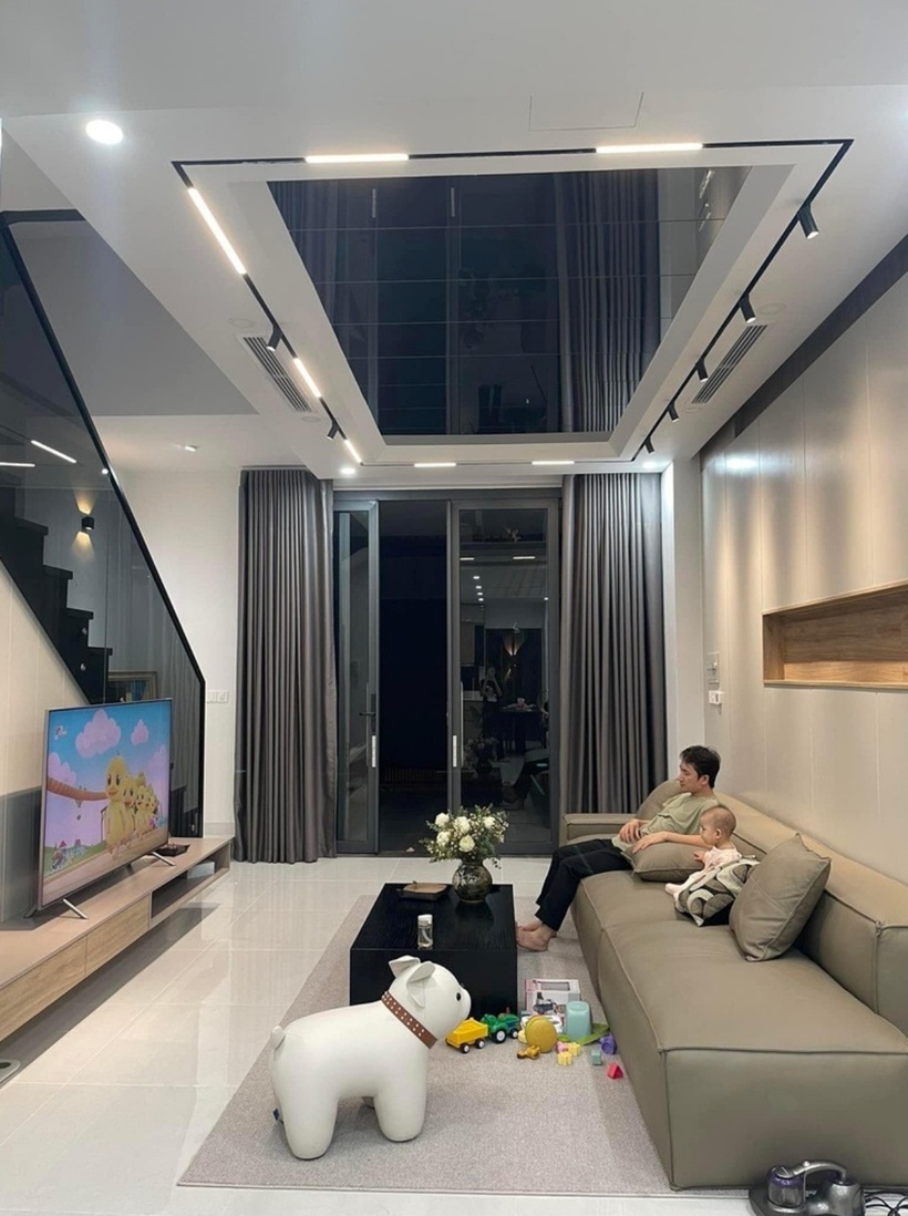 Phan Mạnh Quỳnh và Huỳnh Khánh Vy công khai tình cảm từ năm 2016 và nhận được sự ủng hộ từ người hâm mộ. Cả hai “về chung một nhà” vào năm 2021, sau đó đón con gái đầu lòng.