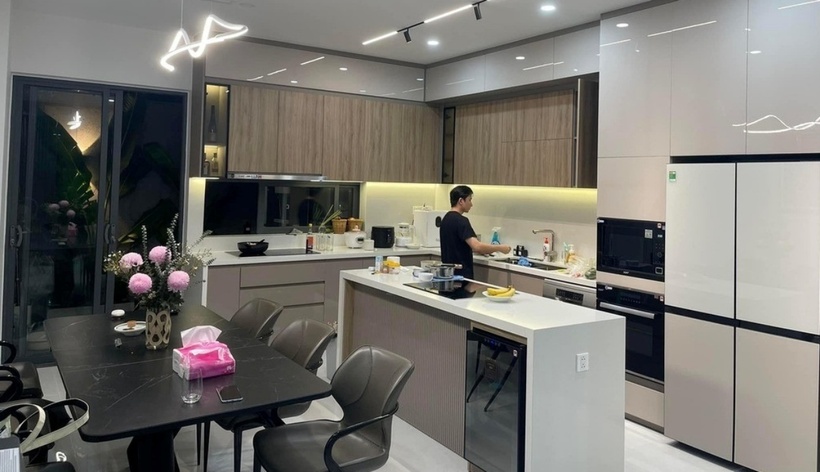 Không gian phòng bếp và khu vực ăn khá rộng rãi và tiện nghi. Mỗi khi rảnh rỗi, Phan Mạnh Quỳnh thường xuyên san sẻ với vợ những công việc trong gia đình, chăm sóc con gái.