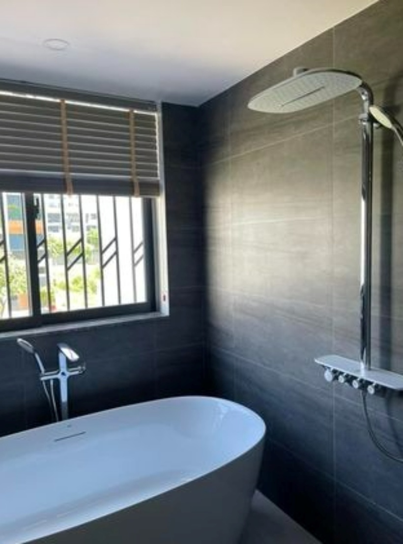 Phòng vệ sinh được trang bị đầy đủ tiện nghi và hiện đại, sạch sẽ.