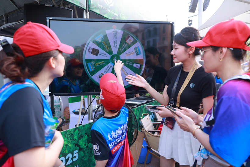 Minigame “Vòng quay Xanh” của VinClub mang tới các phần quà thú vị như Thẻ di chuyển Xanh SM, bộ kit gieo hạt trồng cây, túi tote…