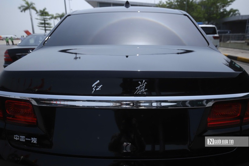 Đuôi xe được thiết kế có cụm đèn hậu hình chữ nhật được nối liền với thanh nẹp crom. Tên thương hiệu và tên xe đều là chữ Hán, thay vì chữ Latinh.