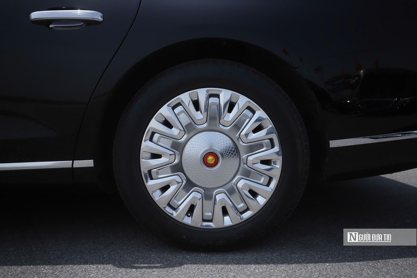 Xe được trang bị bộ mâm màu bạc cỡ 21 inch cũng có huy hiệu lá cờ màu đỏ, đi cùng là lốp của Linglong, một thương hiệu nội địa với kích thước 275/30R21LT. Lốp xe được cho là có khả năng chống đạn, cho phép xe chạy thêm cả trăm km ngay cả trong trường hợp gặp sự cố.