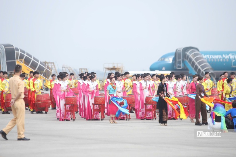 200 học viên thuộc đoàn nghệ thuật trống hội Học viện Cảnh sát nhân dân có mặt tại sân bay quốc tế Nội Bài để chào đón Tổng Bí thư, Chủ tịch nước Trung Quốc Tập Cận Bình.