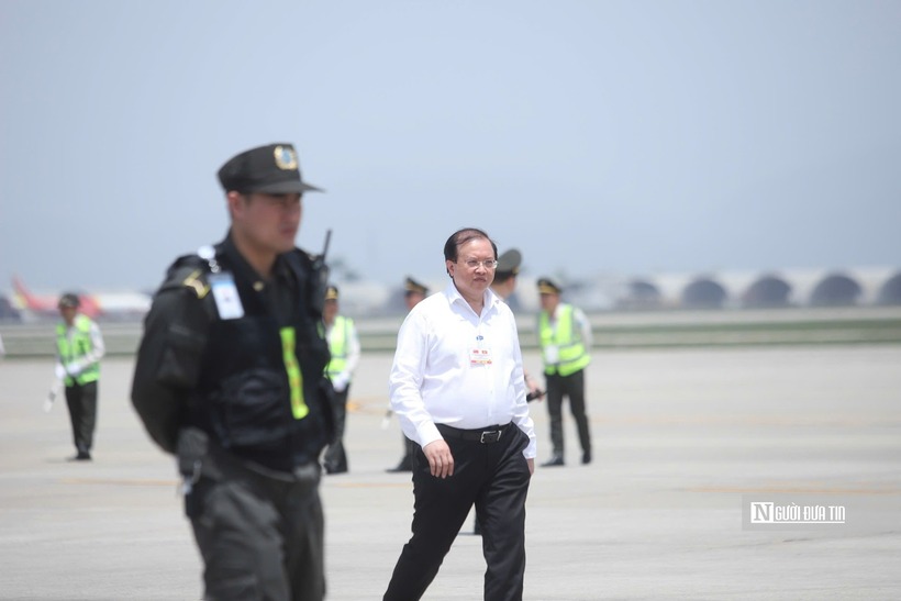 Thứ trưởng Bộ Văn hóa, Thể thao và Du lịch Tạ Quang Đông có mặt tại sân bay kiểm tra trước khi lễ đón diễn ra.