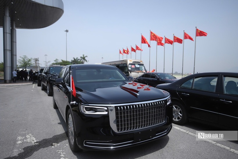 Để phục vụ chuyến thăm, dàn xe chuyên chở Tổng Bí thư, Chủ tịch nước Trung Quốc Tập Cận Bình đã có mặt tại sân bay Nội Bài (Hà Nội). Nổi bật trong dàn xe là 2 chiếc limousine N701 do hãng xe nội địa Hồng Kỳ (Hongqi) thương hiệu con của Tập đoàn quốc doanh FAW (First Automobile Works) sản xuất.