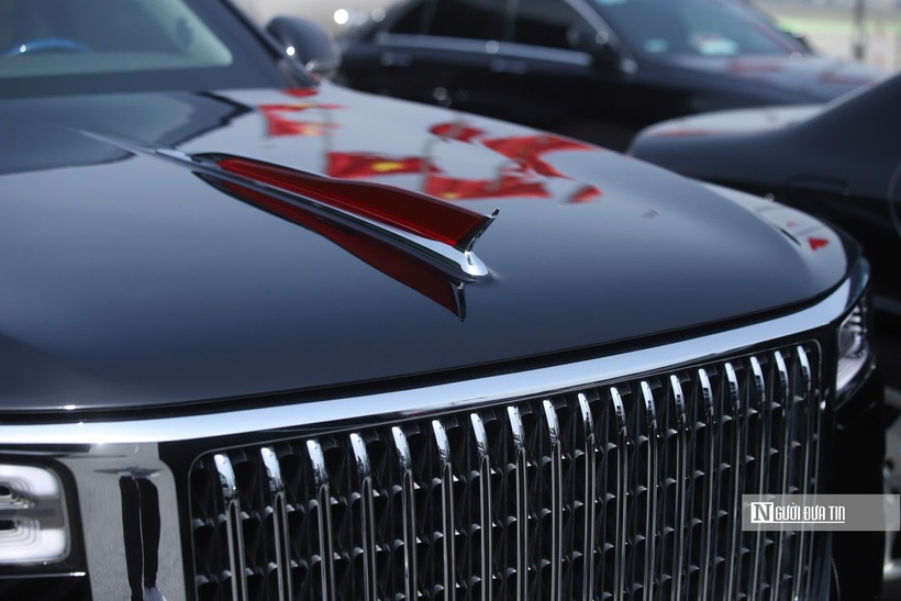 Trên nắp ca-pô và hai bên hông trước, trên vòm bánh xe là biểu tượng lá cờ đỏ (Hongqi) trong tiếng Trung có nghĩa là Lá cờ đỏ); hai bên hông cắm cờ hai nước Việt Nam - Trung Quốc.